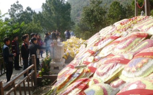 Thousands of people visit General Vo Nguyen Giap’s tomb - ảnh 1